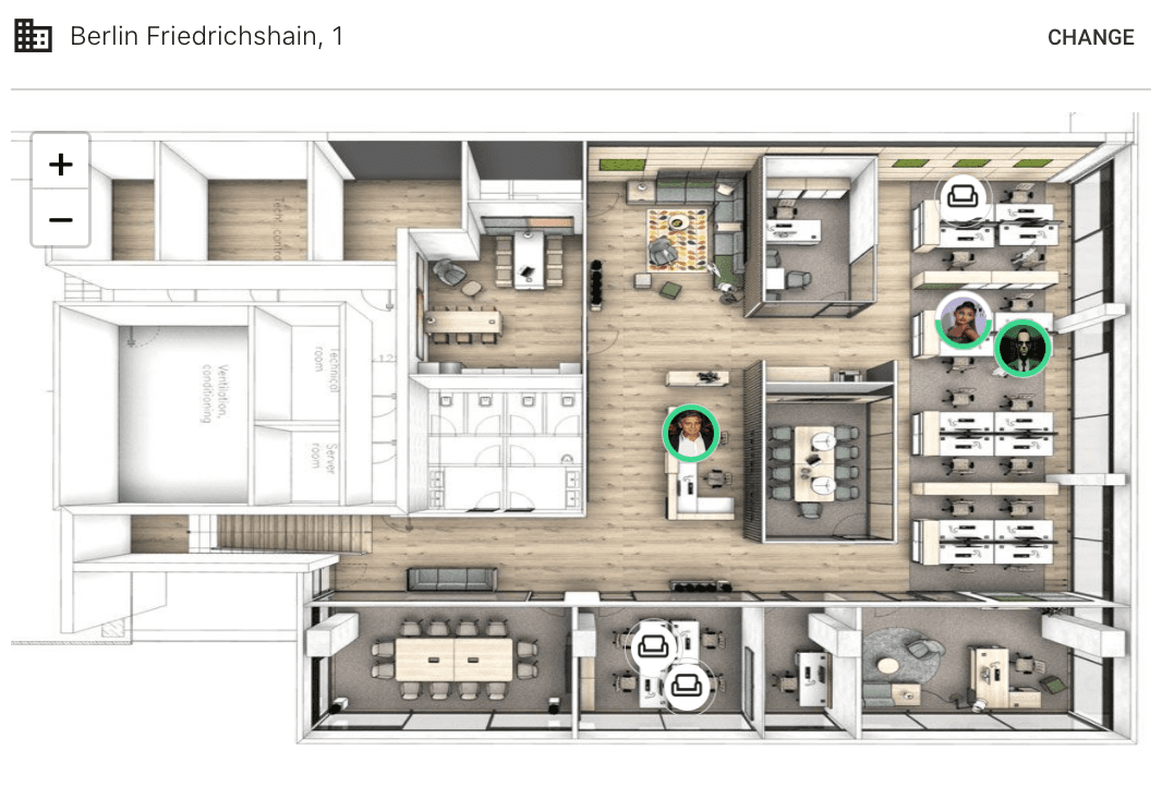 Interaktiver Flex-Desk-Grundriss eines Berliner Büros mit freien Arbeitsplätzen und anwesenden Personen